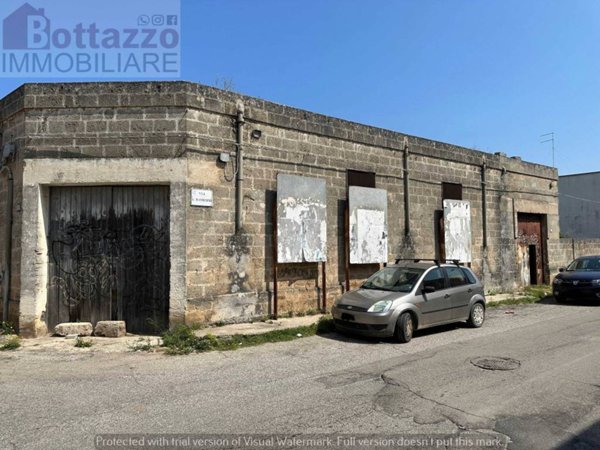 locale commerciale in vendita a Sava