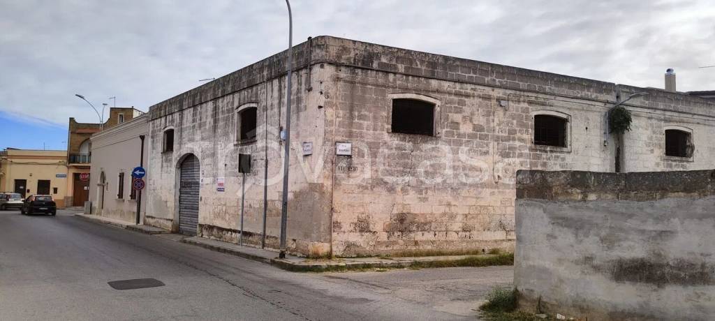 negozio in vendita a Sava