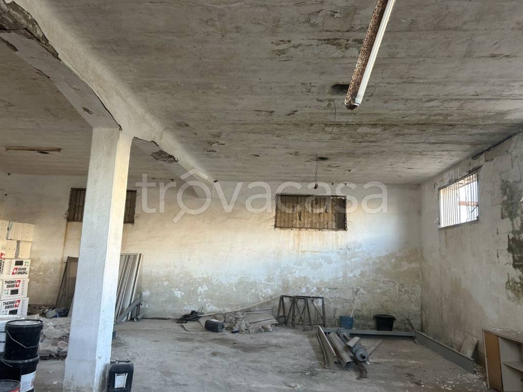 locale commerciale in vendita a Sava