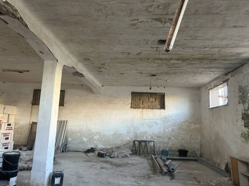 locale commerciale in vendita a Sava