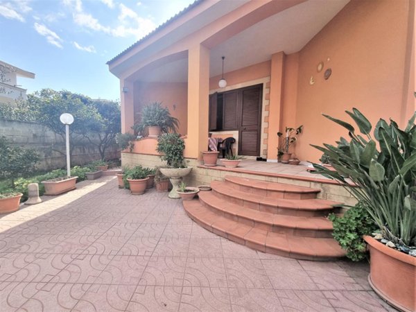 casa indipendente in vendita a Taranto in zona Solito-Corvisea