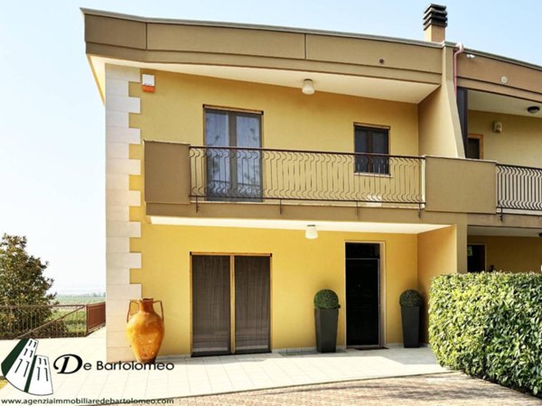 casa indipendente in vendita a Taranto in zona Solito-Corvisea