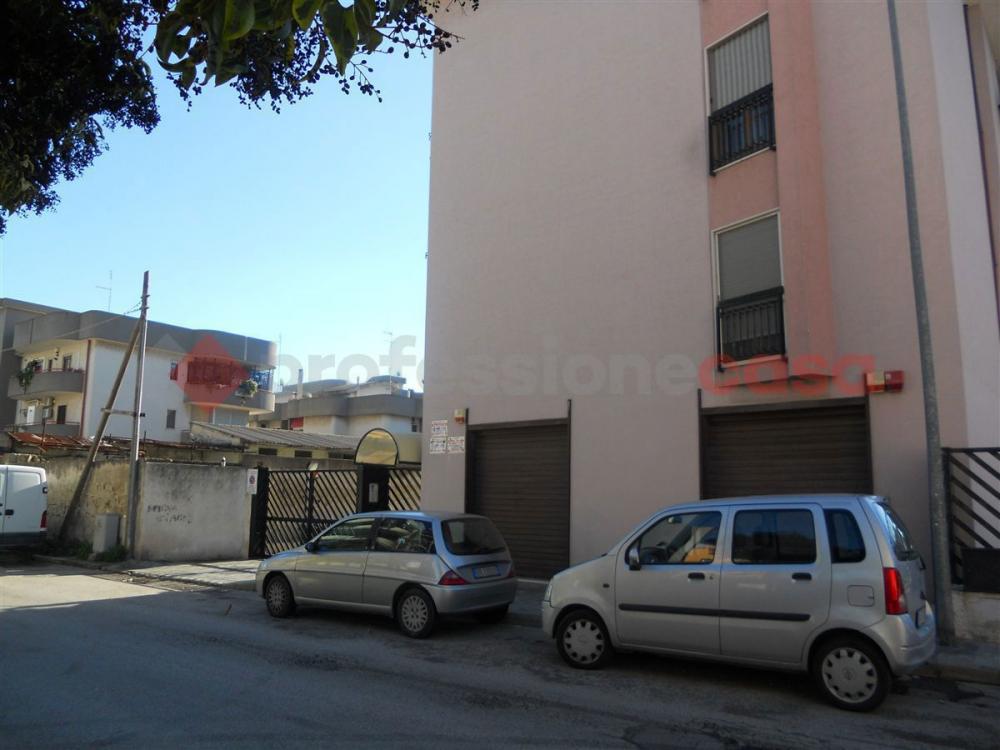 negozio in vendita a Taranto in zona Tre Carrare-Battisti