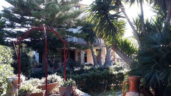 casa indipendente in vendita a Taranto in zona Borgo