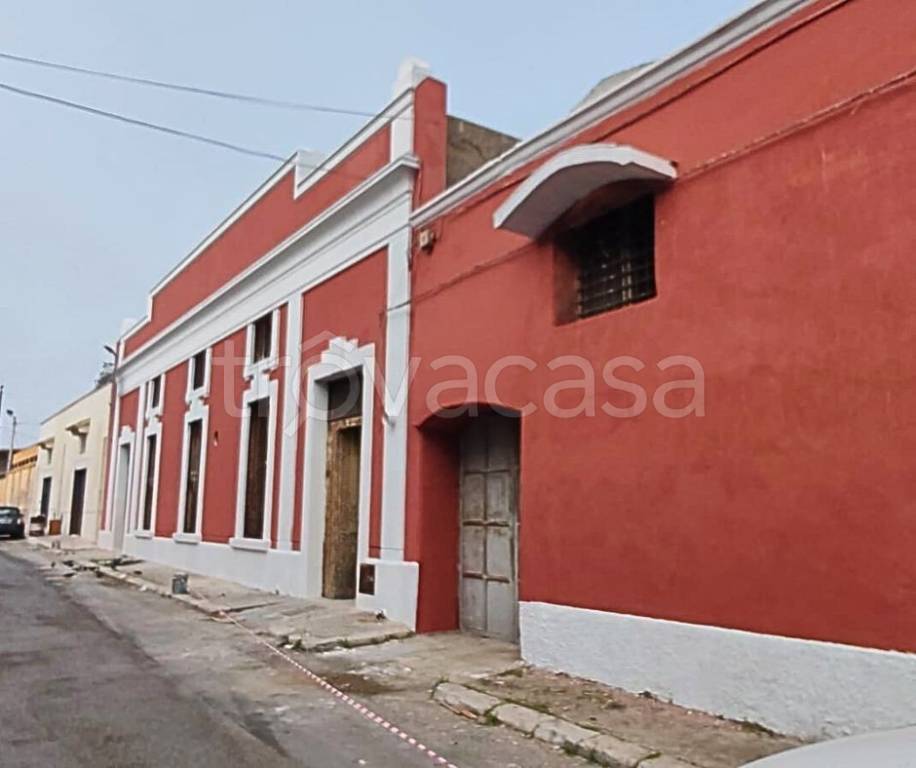 locale commerciale in vendita a Taranto in zona Tamburi-Croce