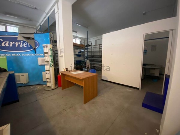 negozio in vendita a Taranto in zona Tamburi-Croce
