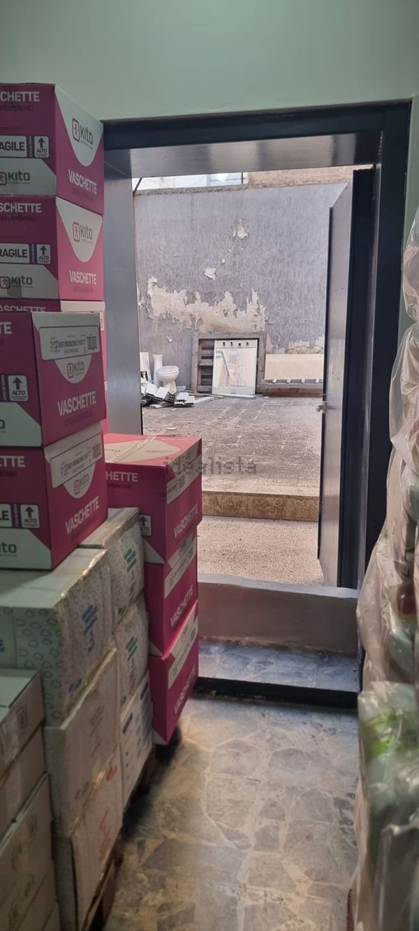 locale commerciale in vendita a Taranto in zona Tamburi-Croce