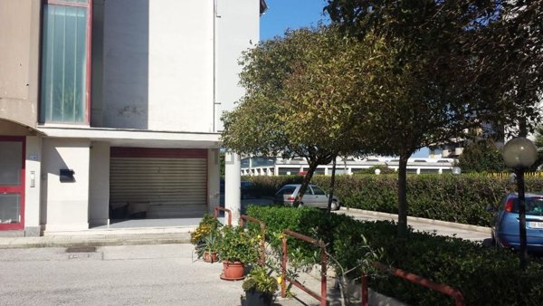 locale commerciale in vendita a Taranto in zona Italia-Montegranaro