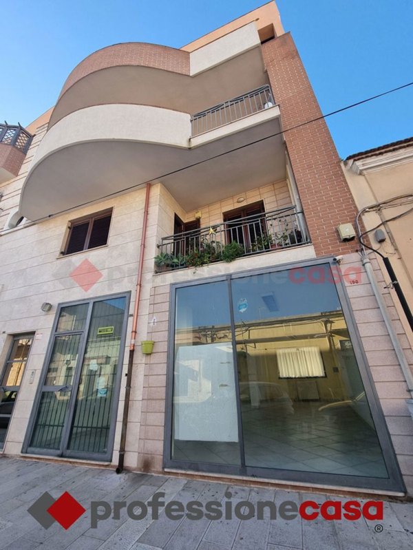 locale commerciale in vendita a Taranto in zona Talsano