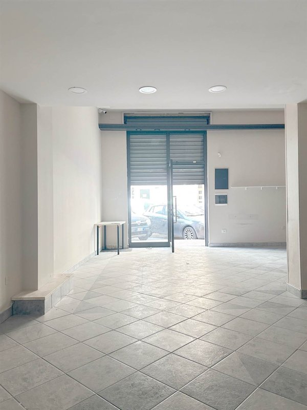 negozio in vendita a Taranto in zona Italia-Montegranaro