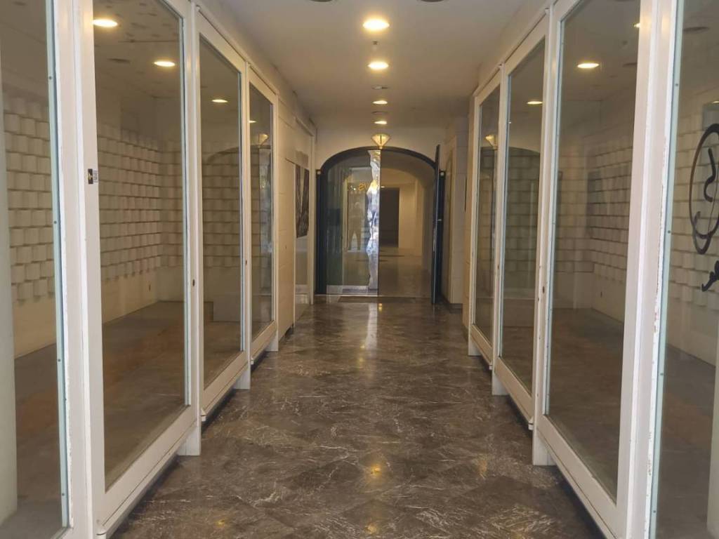 negozio in vendita a Taranto in zona Borgo
