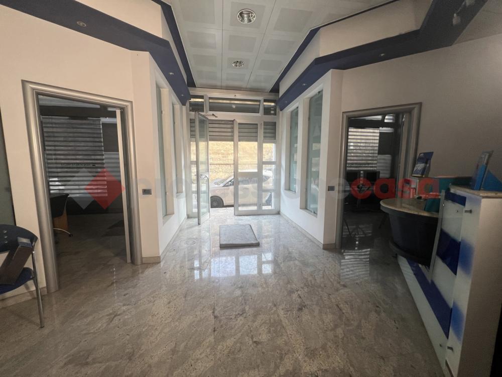 negozio in vendita a Taranto in zona Tre Carrare-Battisti
