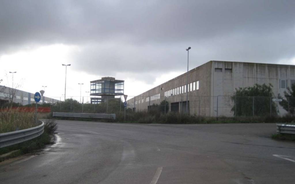 capannone in vendita a Taranto in zona Tamburi-Croce