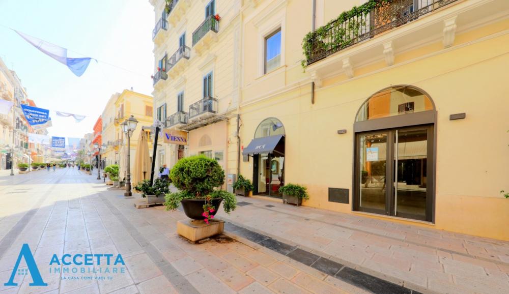 negozio in vendita a Taranto in zona Borgo