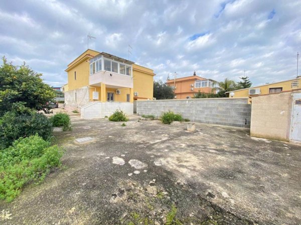 casa indipendente in vendita a Taranto in zona Solito-Corvisea