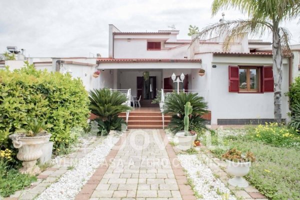 casa indipendente in vendita a Taranto in zona Solito-Corvisea