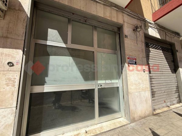 negozio in vendita a Taranto in zona Tre Carrare-Battisti