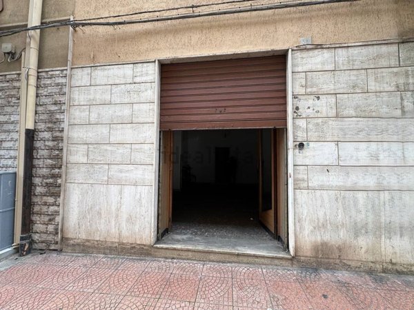 locale commerciale in vendita a Taranto in zona Borgo