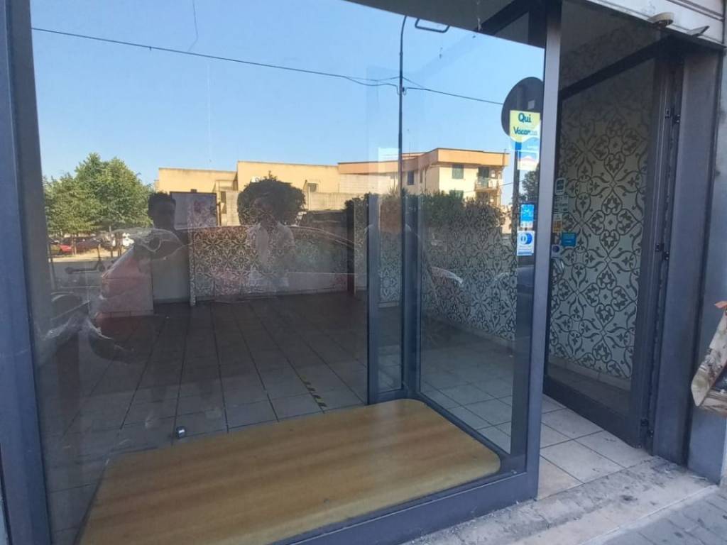 negozio in vendita a Taranto in zona Tamburi-Croce