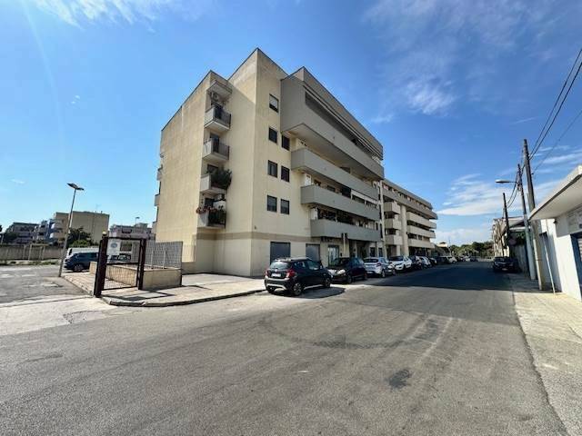 locale commerciale in vendita a Taranto in zona Tre Carrare-Battisti
