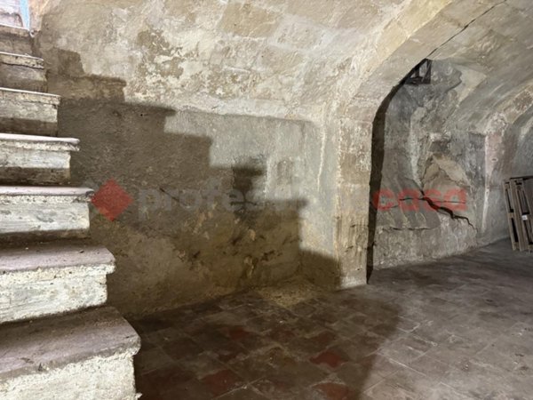 locale di sgombero in vendita a Taranto in zona Borgo Antico