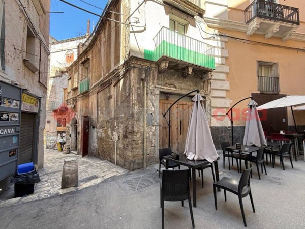 locale commerciale in vendita a Taranto in zona Borgo Antico