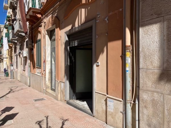 locale commerciale in vendita a Taranto in zona Borgo