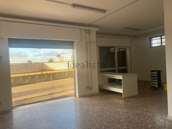 locale commerciale in vendita a Taranto in zona Talsano