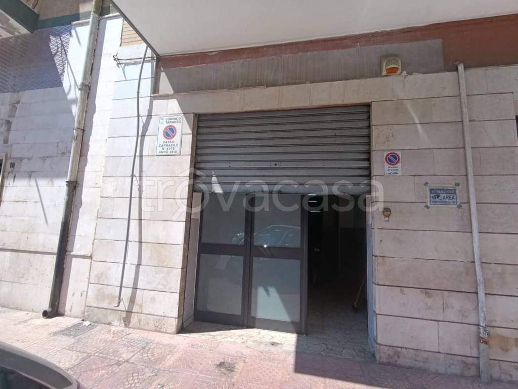negozio in vendita a Taranto in zona Tre Carrare-Battisti