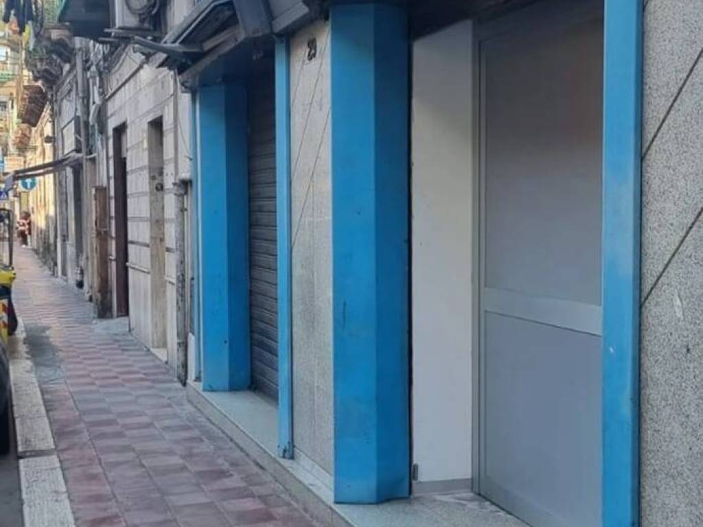 negozio in vendita a Taranto in zona Tamburi-Croce