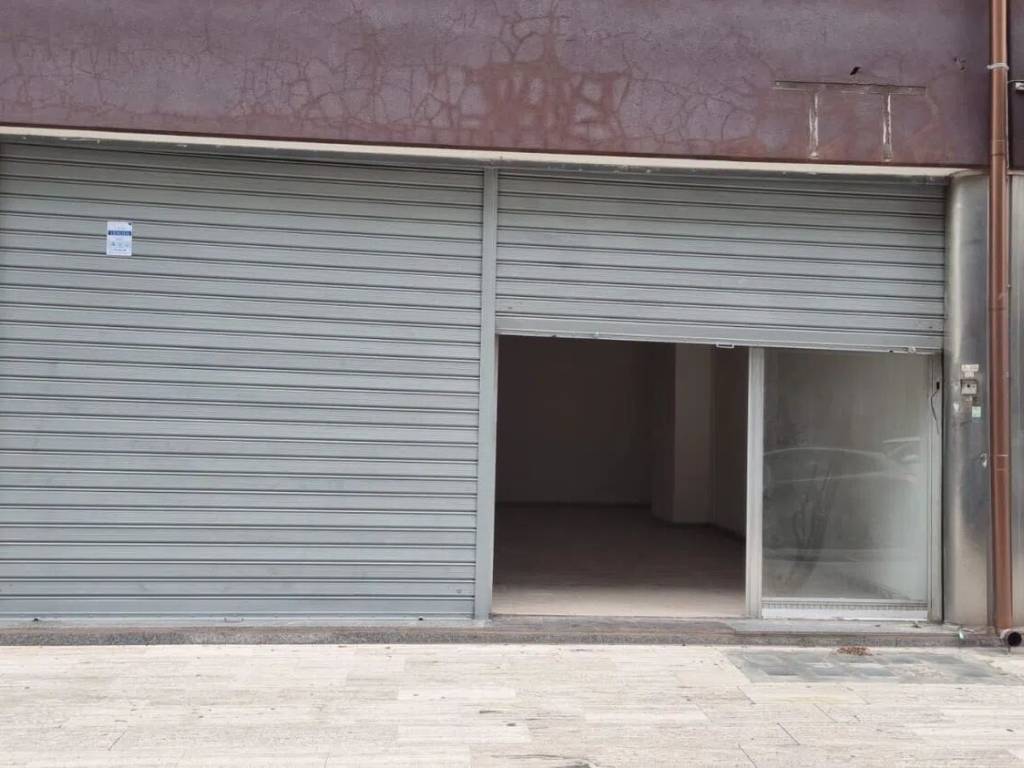 negozio in vendita a Taranto in zona Italia-Montegranaro