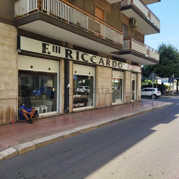locale commerciale in vendita a Taranto in zona Tre Carrare-Battisti