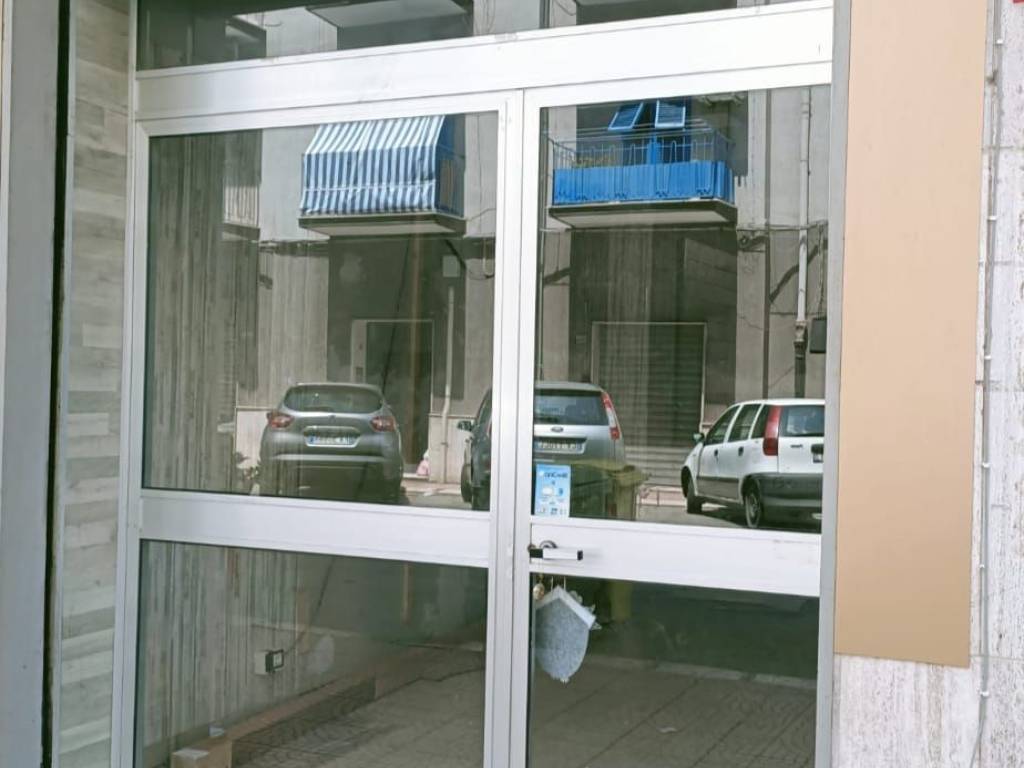 negozio in vendita a Taranto in zona Tamburi-Croce