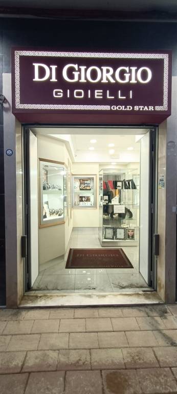 negozio in vendita a Taranto in zona Tre Carrare-Battisti