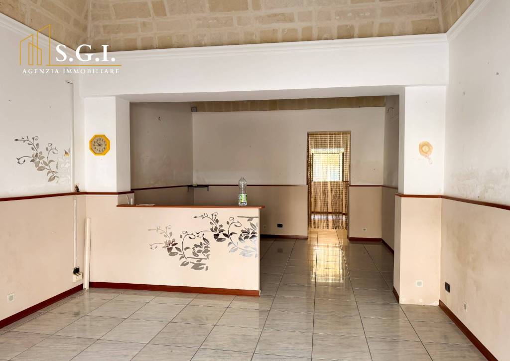 negozio in vendita a Taranto in zona Tamburi-Croce