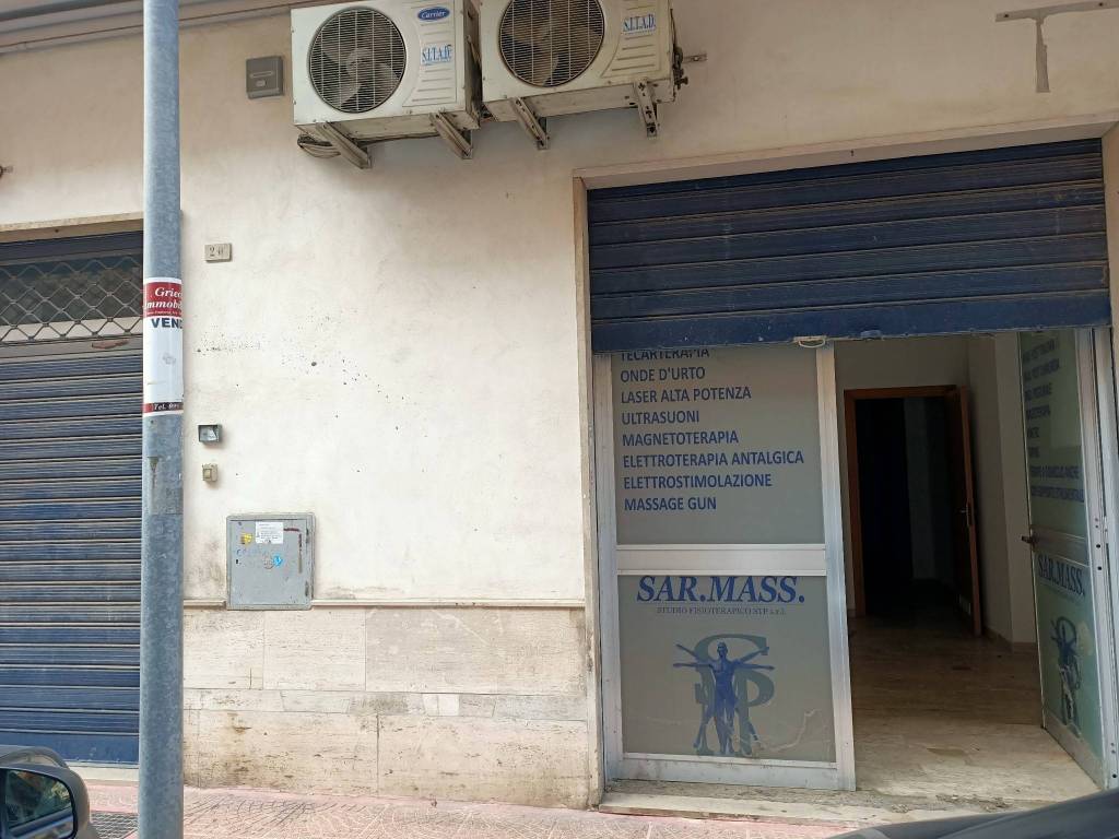 negozio in vendita a Taranto in zona Solito-Corvisea