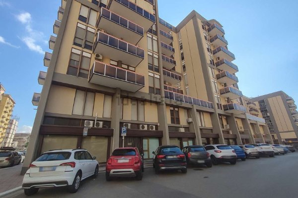 locale commerciale in vendita a Taranto in zona Solito-Corvisea