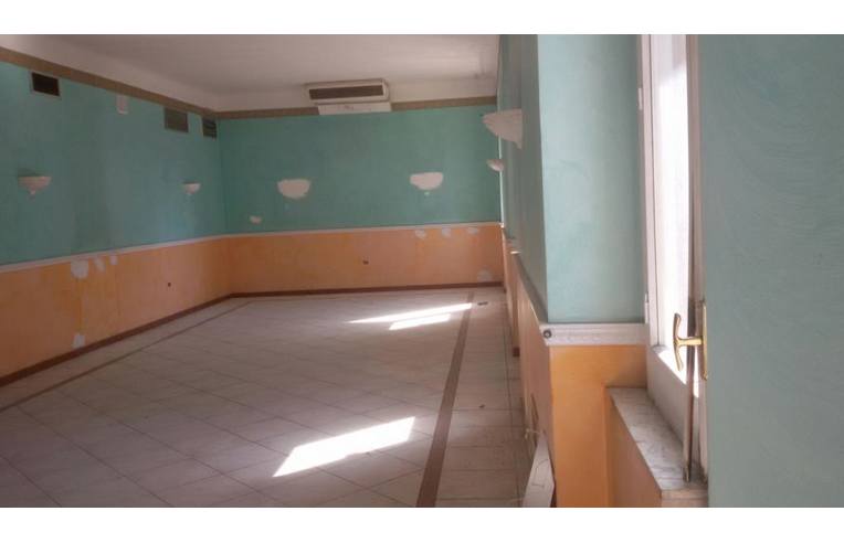 locale commerciale in vendita a Taranto in zona Tre Carrare-Battisti