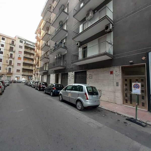locale commerciale in vendita a Taranto in zona Tre Carrare-Battisti