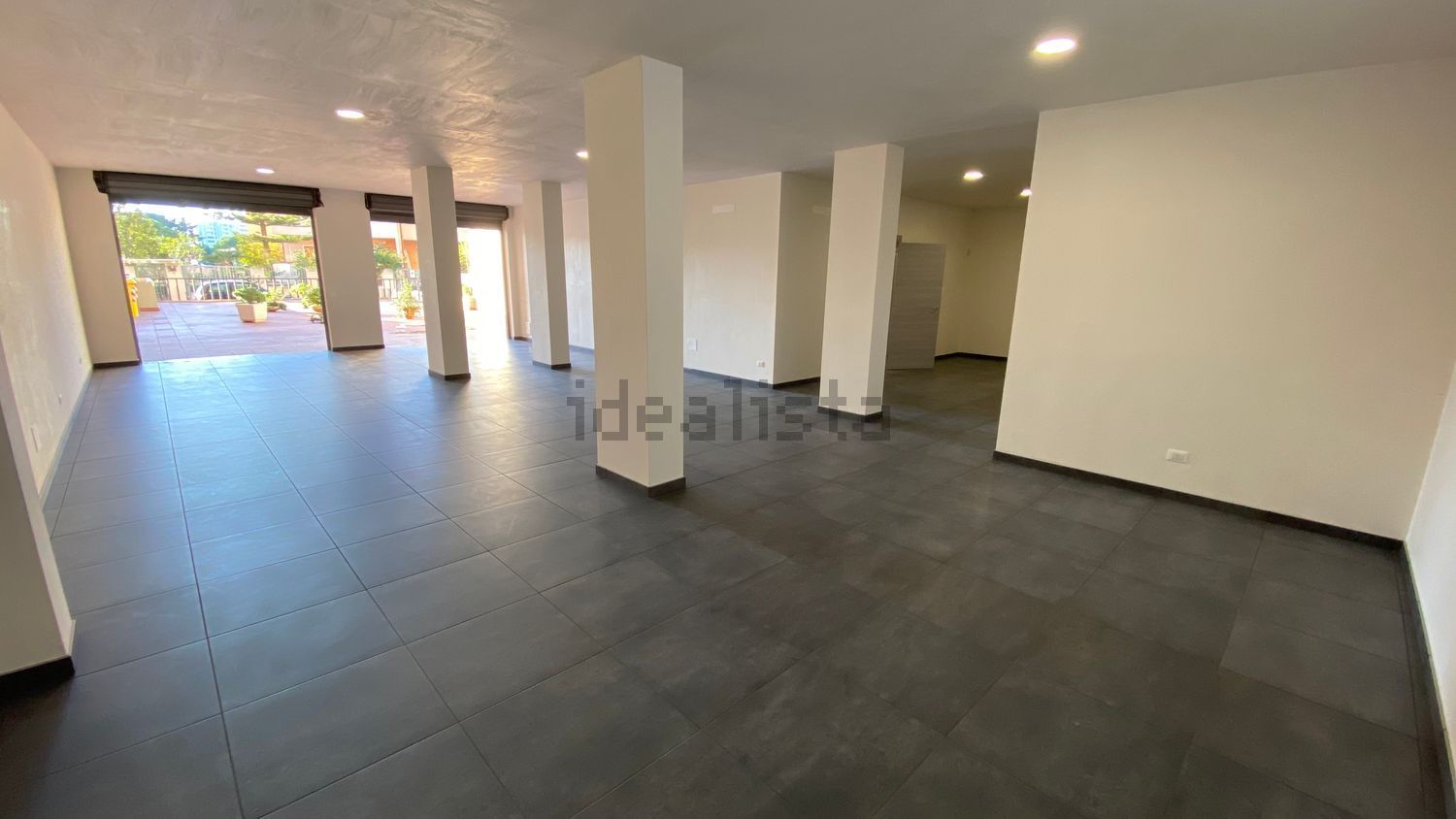 locale commerciale in vendita a Taranto in zona Talsano