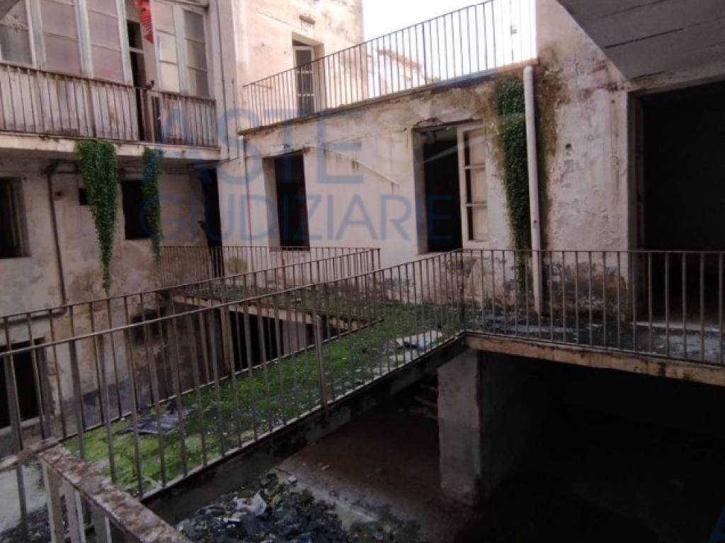 locale commerciale in vendita a Taranto in zona Borgo