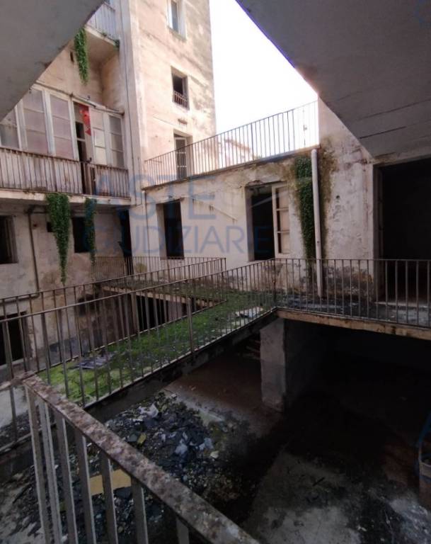 locale commerciale in vendita a Taranto in zona Borgo