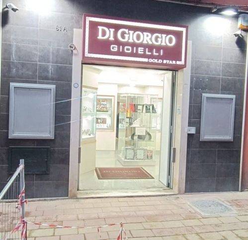 negozio in vendita a Taranto in zona Tre Carrare-Battisti