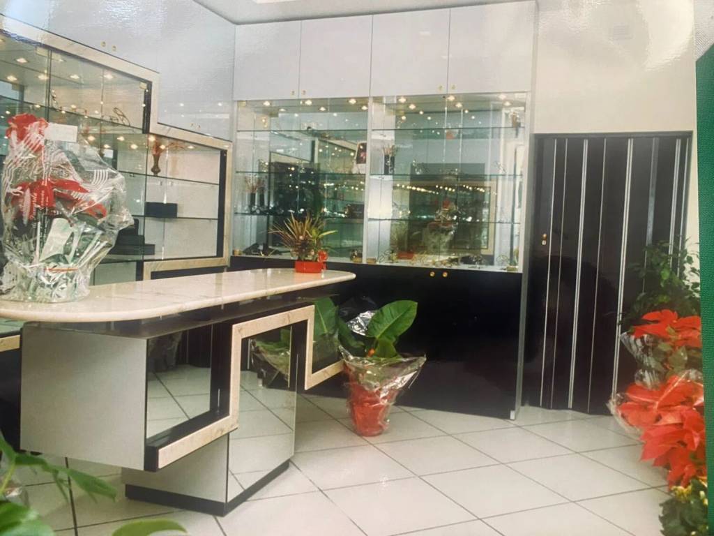 negozio in vendita a Taranto in zona Borgo Antico