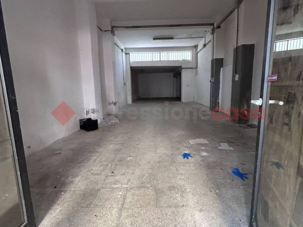 negozio in vendita a Taranto in zona Tre Carrare-Battisti