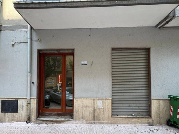 negozio in vendita a Taranto in zona Italia-Montegranaro