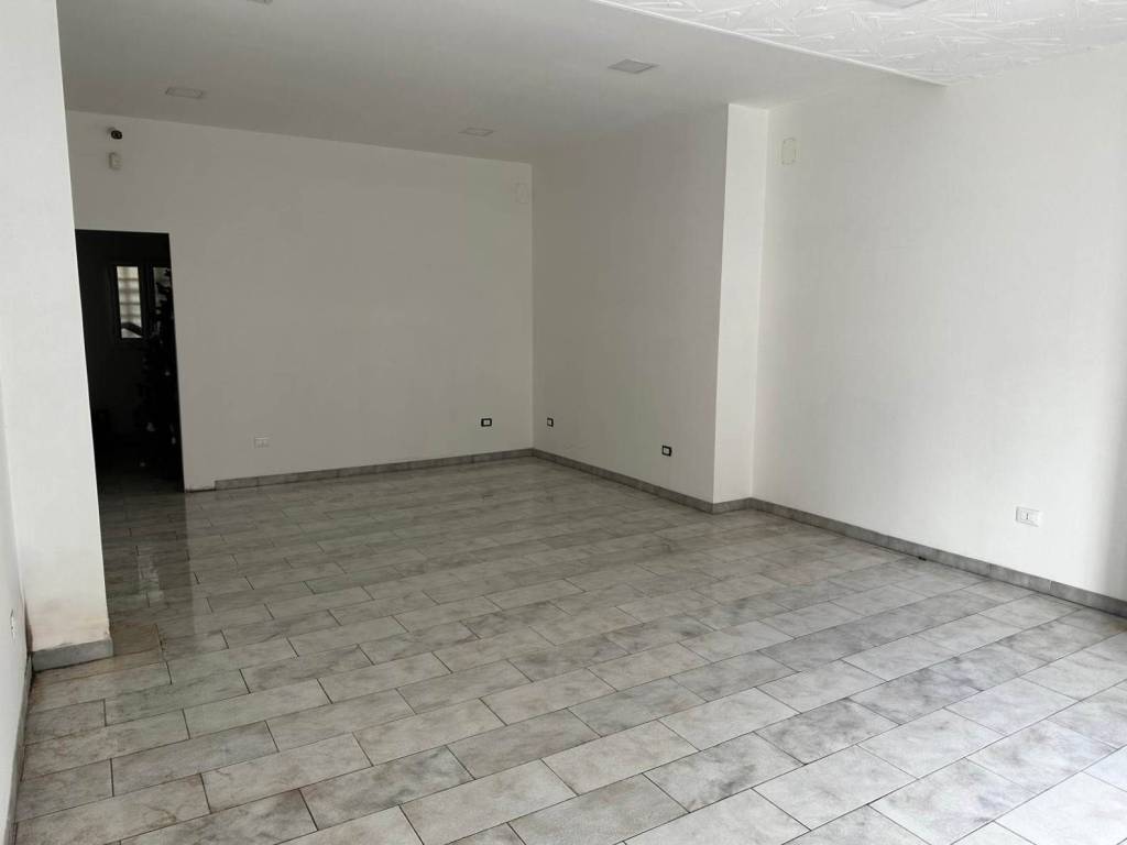 negozio in vendita a Taranto in zona Tre Carrare-Battisti