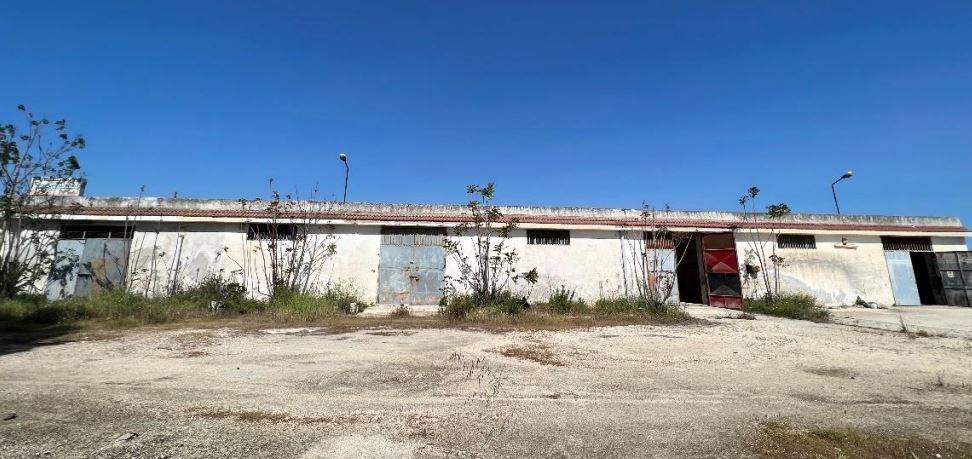 locale commerciale in vendita a Taranto in zona Solito-Corvisea