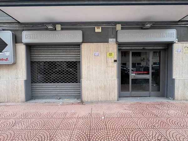 negozio in vendita a Taranto in zona Italia-Montegranaro
