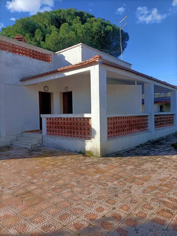 casa indipendente in vendita a Taranto in zona Tamburi-Croce